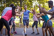 Ein Läufer wird von Zuschauern angefeuert