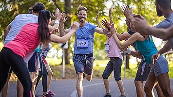 Ein Läufer wird von Zuschauern angefeuert