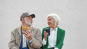 Älteres Ehepaar nimmt fettreiches Essen zu sich