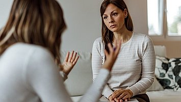 Hier sieht man eine Frau im Gespräch mit ihrer Therapeutin zum Thema Bauchspeicheldrüsenschwäche